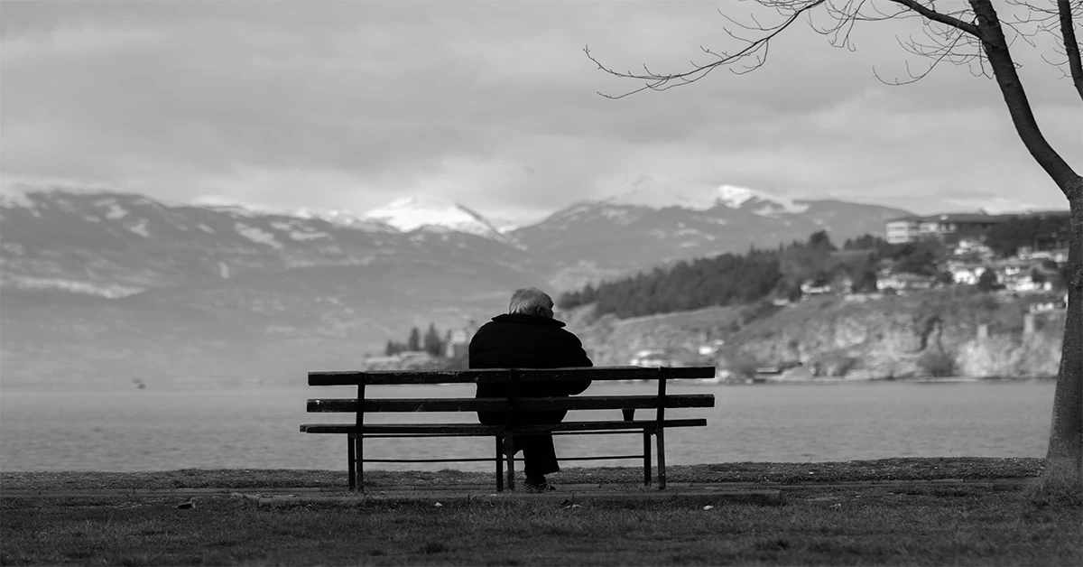 تصویر مرد تنها روی صندلی