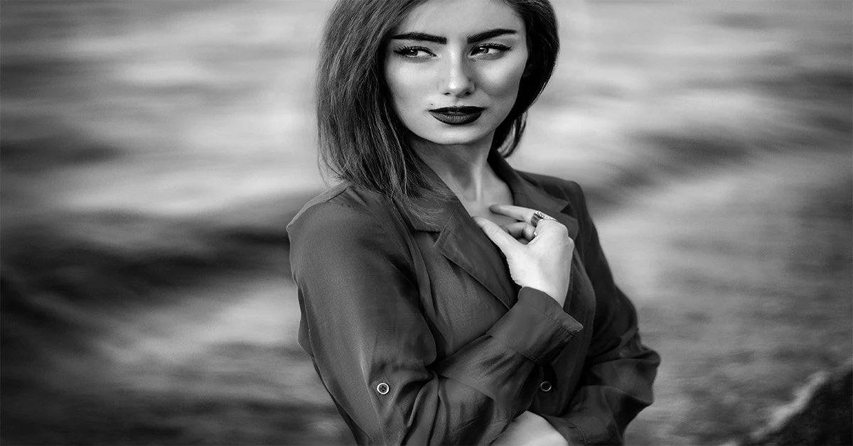 تصویر سیاه سفید یک زن